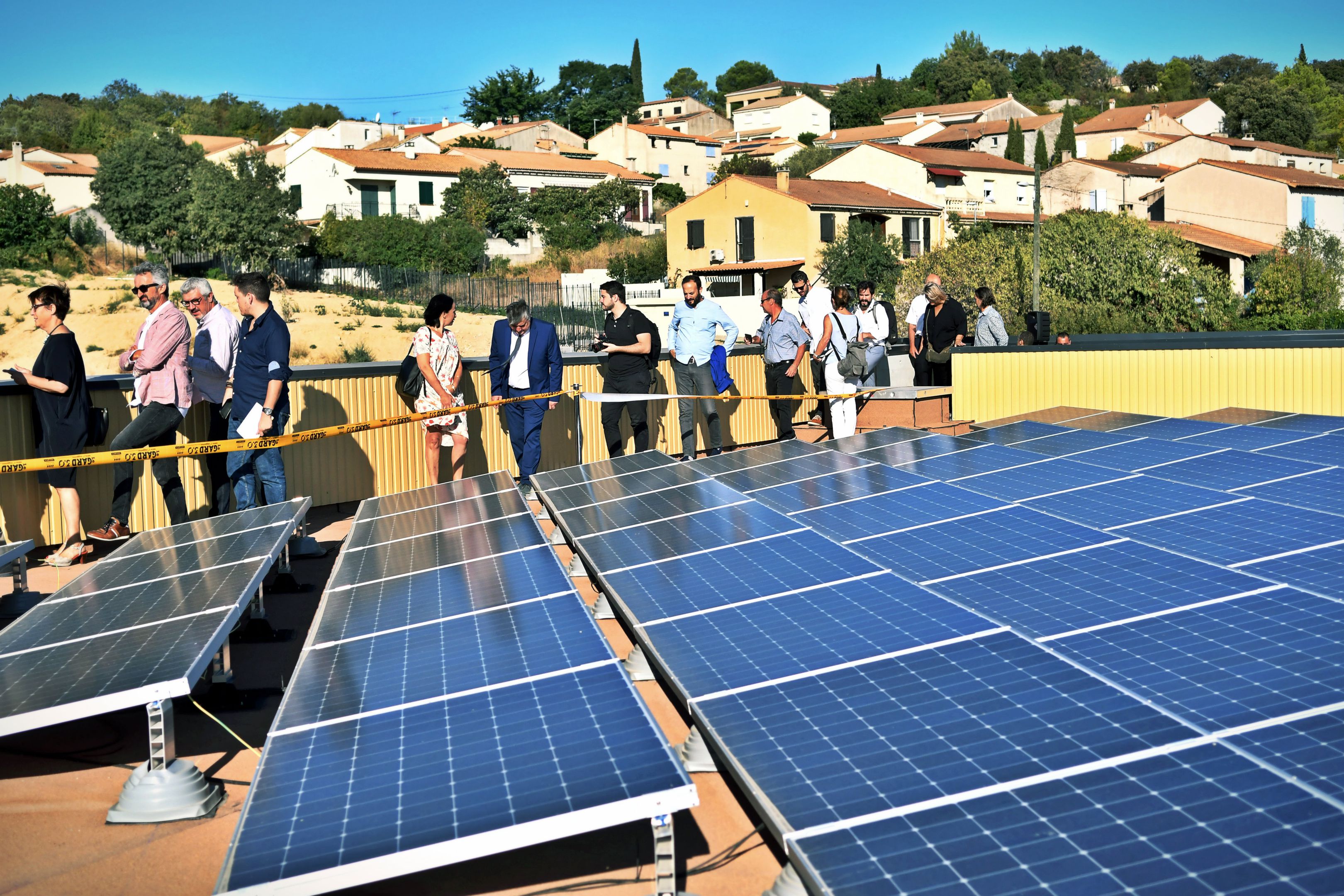 Sur les toits des bâtiments à haute qualité environnementale (HQE), des dizaines de panneaux solaires.